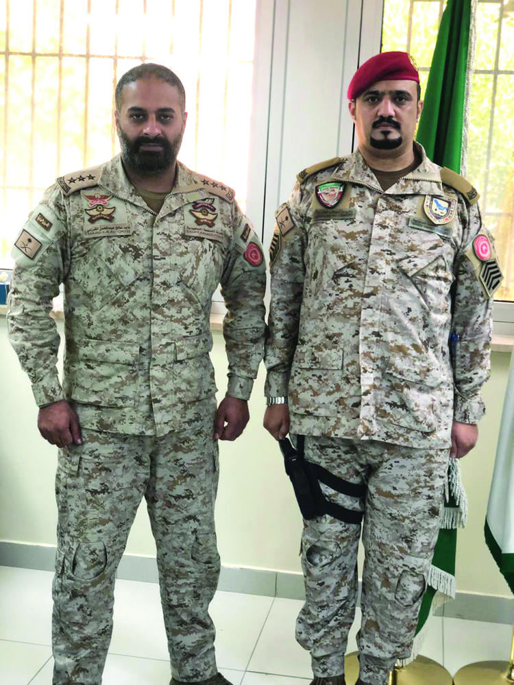 النقيب القرزعي يقلد «العمري» رتبة رقيب أول